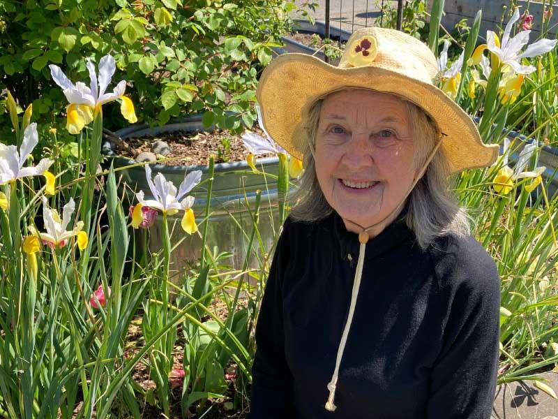 中风幸存者Joyce Moty在她帮助在Bradner花园公园建立的社区花园. (Photo courtesy of Joyce Moty)