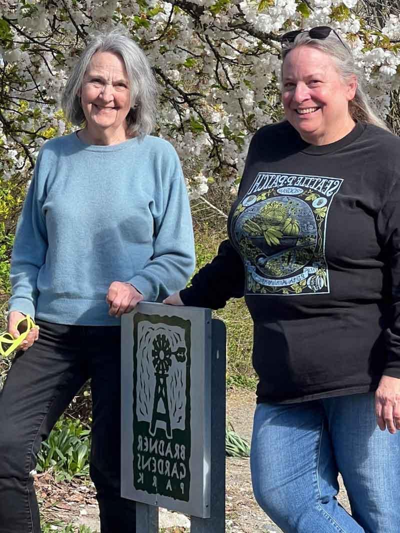 Joyce Moty (right) and her friend and fellow gardener, Pamela Williams, at the Bradner P-Patch near Seattle. Williams, a nurse practitioner, 当莫蒂说不出话来，右脸下垂时，我就认出她中风了. (Photo courtesy of Tom Travis)