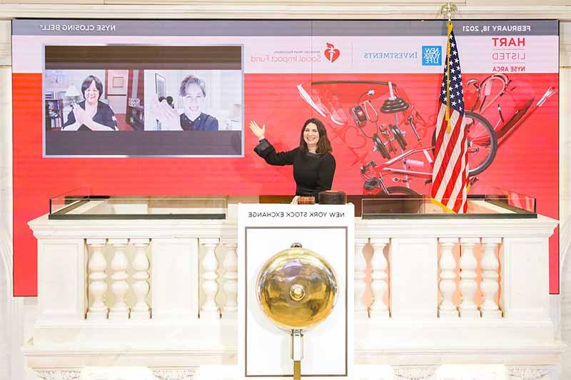  2月11日收盘. 18, New York Stock Exchange President Stacey Cunningham joined Yie-Hsin Hung, 纽约人寿投资管理公司首席执行官, 博士和. Regina Benjamin